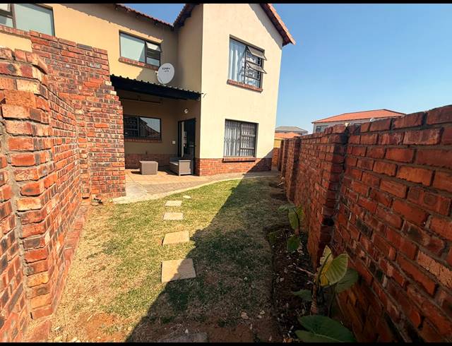 3 BEDROOM TOWNHOUSE FOR SALE IN WATERVAL EAST